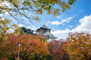 osaka castello architettura punto di riferimento con autunno giardino foto