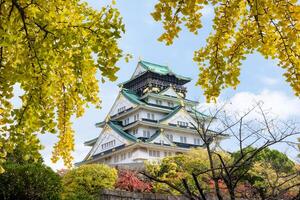 osaka castello architettura punto di riferimento con ginkgo le foglie copertina nel autunno foto