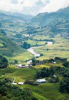 punto di vista di tavan villaggio su riso campo terrazzato con fiume a sapa foto