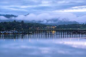 panoramico famoso di legno lun ponte nel sangkhlaburi foto