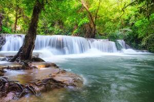 bellissimo huay mae khamin cascata nel tropicale foresta pluviale a srinakarin nazionale parco foto