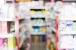 sfocato scena di corridoio mensola colorato drogheria supermercato foto