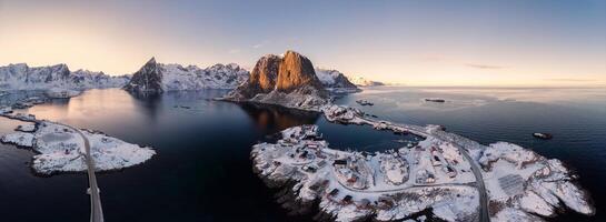 panorama aereo Visualizza di arcipelago di artico oceano con pesca villaggio nel inverno foto