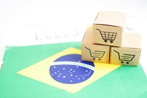 in linea acquisti, shopping carrello scatola su brasile bandiera, importare esportare, finanza commercio. foto
