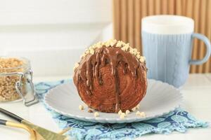 cromboloni, brioche bomboloni. il giro nuovo York rotolo con cioccolato salsa foto