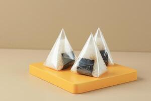 giapponese onigiri avvolto con plastica foto