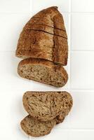 pane, tradizionale pane a lievitazione naturale tagliato a fette foto