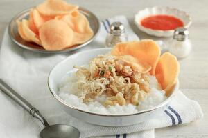 bubur ayam o Indonesia pollo porridge, indonesiano strada cibo foto