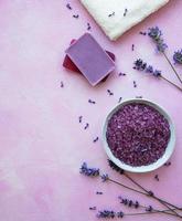 composizione piatta con fiori di lavanda e cosmetici naturali foto