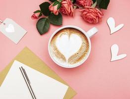 una tazza di caffè con motivo a cuore foto