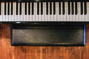 bellissimo pianoforte sfondo siamo impostato di il finestra nel il mattina in attesa per il pianista per venire per pratica nel il mattina per ridurre il sbaglio di avendo per eseguire il pianoforte prestazione a un' concerto foto