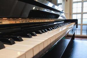 bellissimo pianoforte sfondo siamo impostato di il finestra nel il mattina in attesa per il pianista per venire per pratica nel il mattina per ridurre il sbaglio di avendo per eseguire il pianoforte prestazione a un' concerto foto