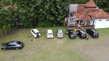 aereo foto di un' linea di macchine nel un' campo nel Mindi, Klaten, centrale Giava, Indonesia.