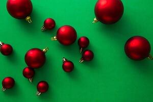 rosso ornamenti Natale decorazioni su verde sfondo foto