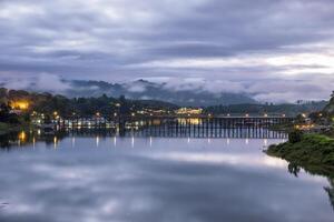 panoramico famoso di legno lun ponte nel sangkhlaburi foto