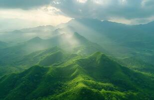 ai generato verde montagne e raggi di sole nel illuminata dal sole giorno montagna foto