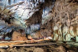 grotta lod fenomeno pietra stalattite e stalagmite di naturale foto