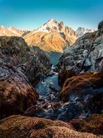 francese Alpi montagna con ruscello fluente nel roccioso valle a lac blanc foto