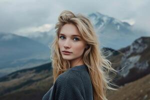 ai generato bellissimo bionda donna su montagna paesaggio foto