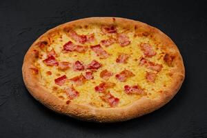 Pizza con Bacon e formaggio su pietra tavola foto