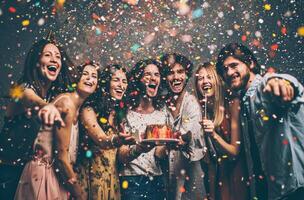 ai generato un' gruppo di persone festeggiare un' compleanno foto