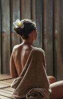 ai generato bellissimo bellezza donna seduta nel il sauna, con un' asciugamano al di sopra di sua indietro foto