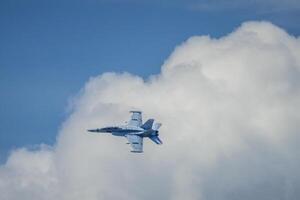 un' combattente Jet volante attraverso un' nuvoloso cielo foto