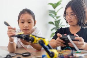inventivo bambini imparare a casa di codifica robot macchine e elettronico tavola cavi nel stelo. costruzione robot macchine a casa foto