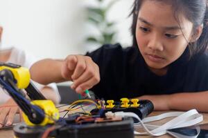 inventivo bambini imparare a casa di codifica robot macchine e elettronico tavola cavi nel stelo. costruzione robot macchine a casa foto