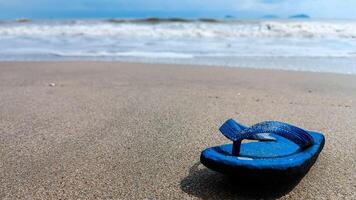 Flip flop blu spiaggia mare sfondo foto