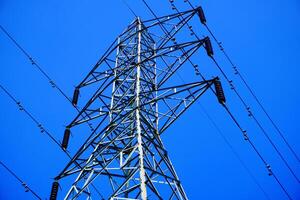 acciaio elettricità pilone e alto voltaggio energia linea elettricità trasmissione foto con blu cielo sfondo.