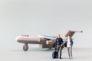 miniatura le persone, i viaggiatori si imbarca su un' delizioso vacanza, allegramente imbarco un' minuscolo aereo foto