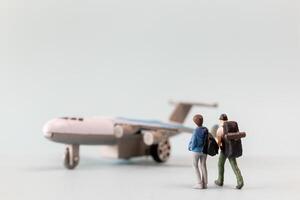 miniatura le persone, i viaggiatori si imbarca su un' delizioso vacanza, allegramente imbarco un' minuscolo aereo foto