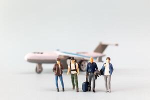 miniatura le persone, i viaggiatori si imbarca su un' delizioso vacanza, allegramente imbarco un' minuscolo aereo foto