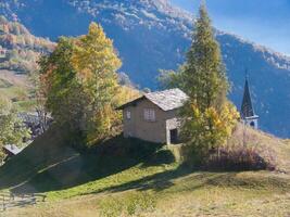 un' piccolo Casa su un' collina foto