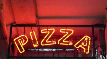 insegna pizza rossa al neon foto