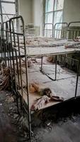 pripyat, ucraina, 2021 - primo piano di letti in un orfanotrofio abbandonato a chernobyl foto
