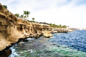sharm el sheikh, egitto, 2021 - spiaggia rocciosa e una barriera corallina sulla costa del mar rosso
