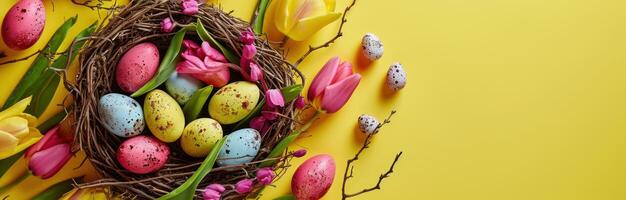 ai generato colorato Pasqua uova e colorato tulipani nel Pasqua nido su giallo foto