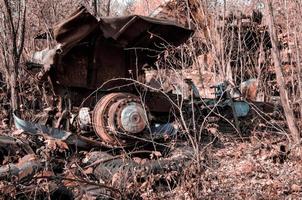 pripyat, ucraina, 2021 - discarica tecnica nella foresta di chernobyl foto