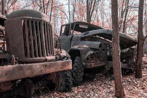 pripyat, ucraina, 2021 - camion arrugginiti a chernobyl foto