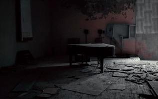 pripyat, ucraina, 2021 - vecchio pianoforte in una casa abbandonata a chernobyl foto