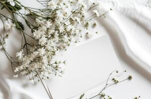 ai generato bianca carta modello e immagini di bianca apsara fiori su un' bianca tavolo foto