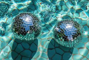 ai generato immagini di discoteca palle galleggiante nel un' nuoto piscina foto
