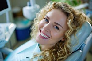 ai generato un' sorridente biondo donna nel un' dentista sedia foto