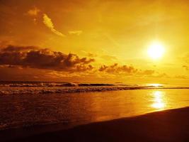 tramonto dorato in spiaggia foto