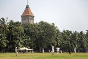 mumbai, india, 10 ottobre 2015 - persone che giocano a cricket nel parco centrale di mumbai, india. il cricket è lo sport più popolare in India foto