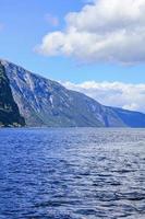 norvegese bellissimo paesaggio di montagna e fiordo, aurlandsfjord sognefjord in norvegia. foto