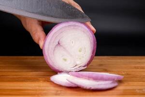 grande scalogno su un' bianca sfondo con ritaglio sentiero. genere di spezie Usato nel cucinando. fresco bulbi di cipolla su un' bianca sfondo. foto