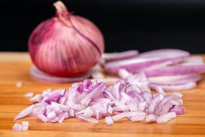 tagliare scalogno su un' di legno chopping tavola. genere di spezie Usato nel cucinando. foto